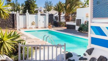 2 outdoor pools, sun loungers