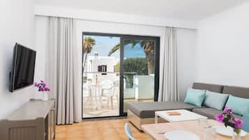 Departamento, 1 habitación, vista a la alberca (1-2) | Caja de seguridad en la habitación y tabla de planchar con plancha