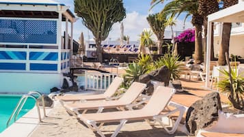 2 albercas al aire libre y camastros