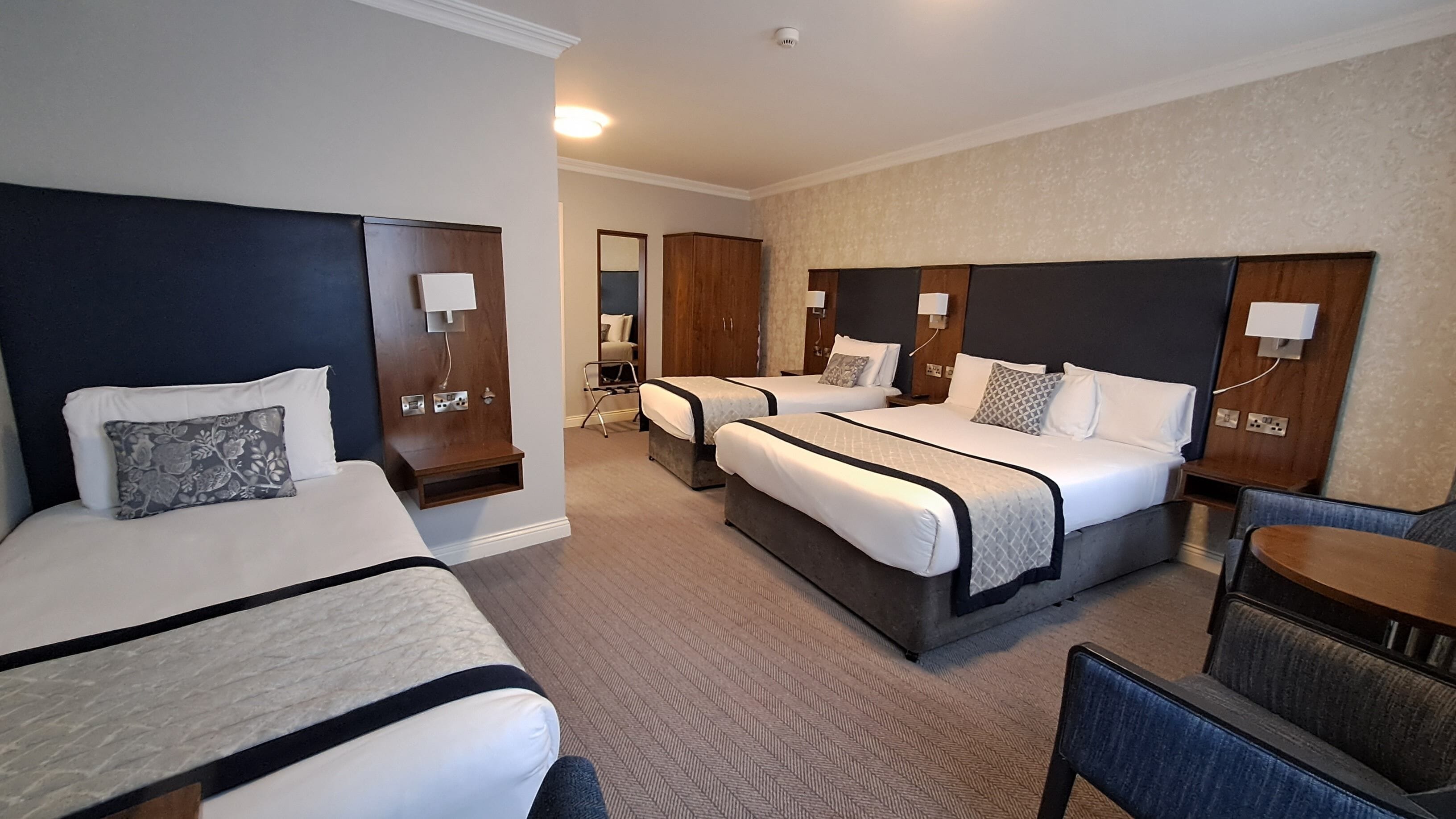 Vierbettzimmer | Schreibtisch, Bügeleisen/Bügelbrett, kostenlose Babybetten