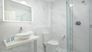 Combined shower/bathtub, free toiletries, hair dryer, towels