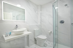 Ensemble douche/baignoire, articles de toilette gratuits, sèche-cheveux
