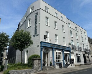 Front of property - evening/night - The Western Hotel (Galway)
