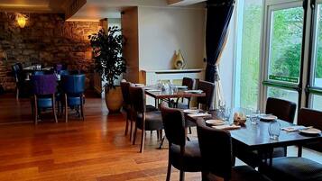 Petit déjeuner, déjeuner et dßner servis sur place