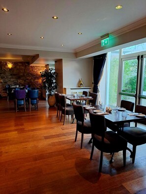 Breakfast, lunch and dinner served