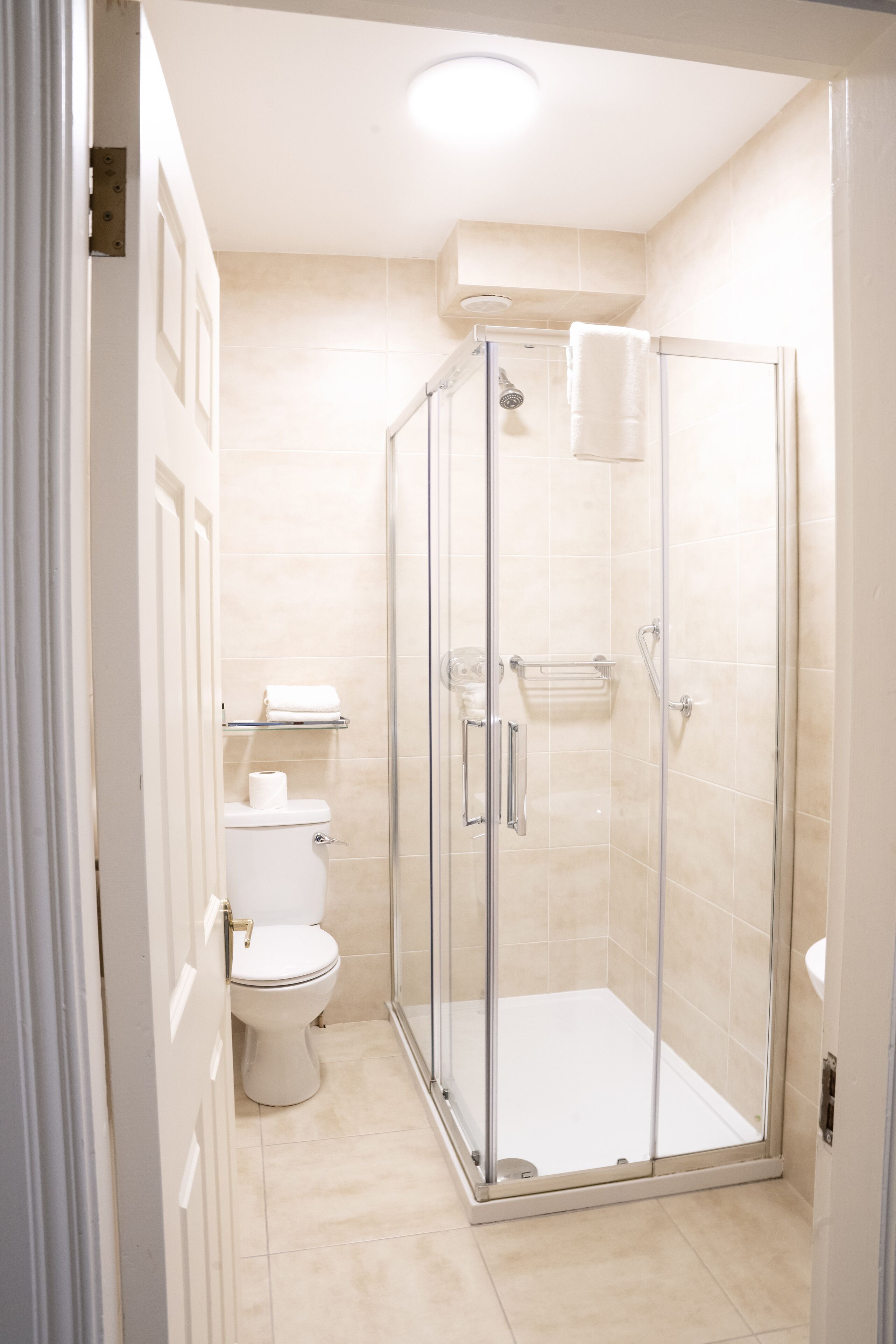 double room | bathroom | combined shower/bathtub, free toiletries, hair dryer, towels