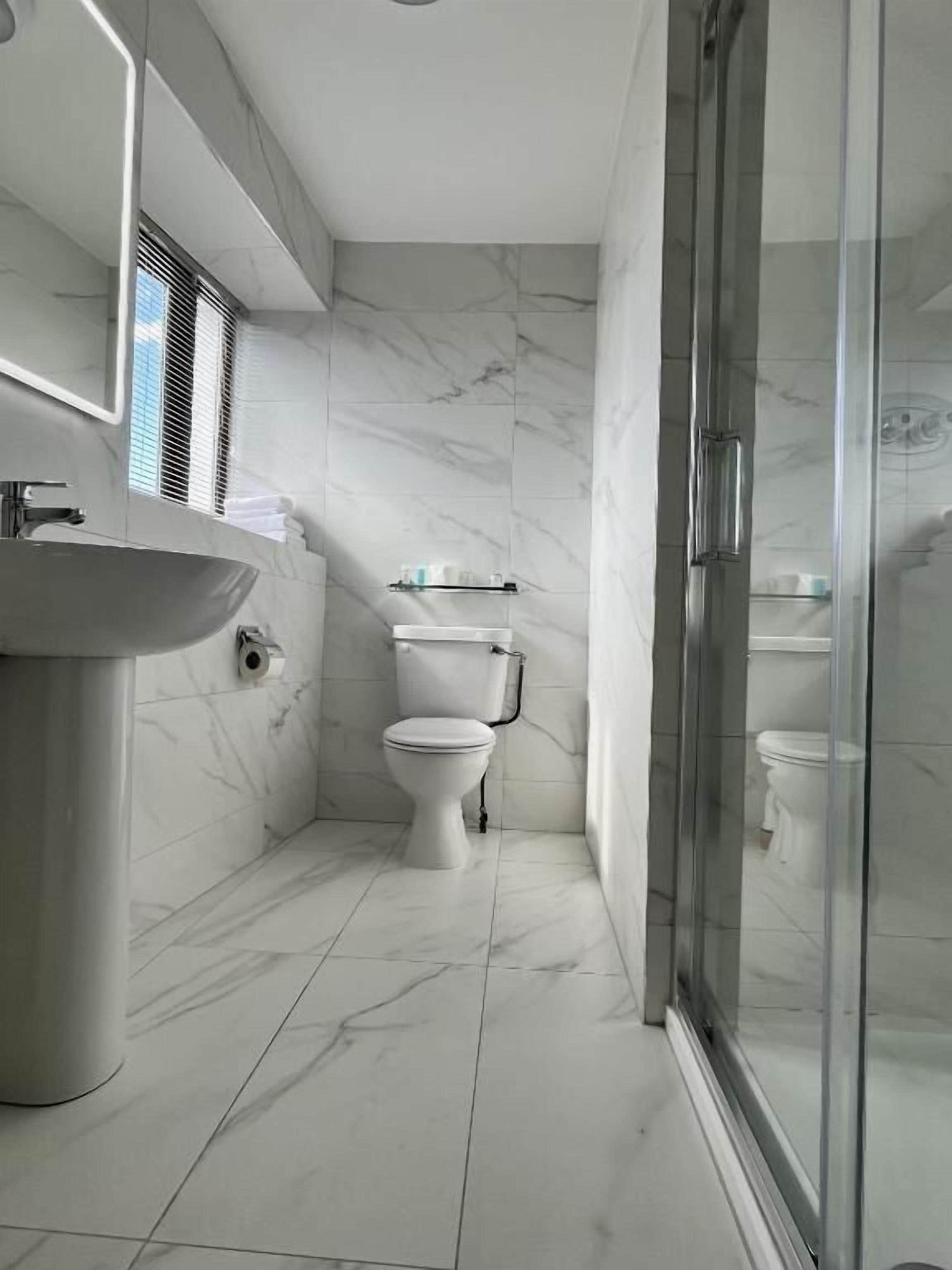 double room | bathroom | combined shower/bathtub, free toiletries, hair dryer, towels