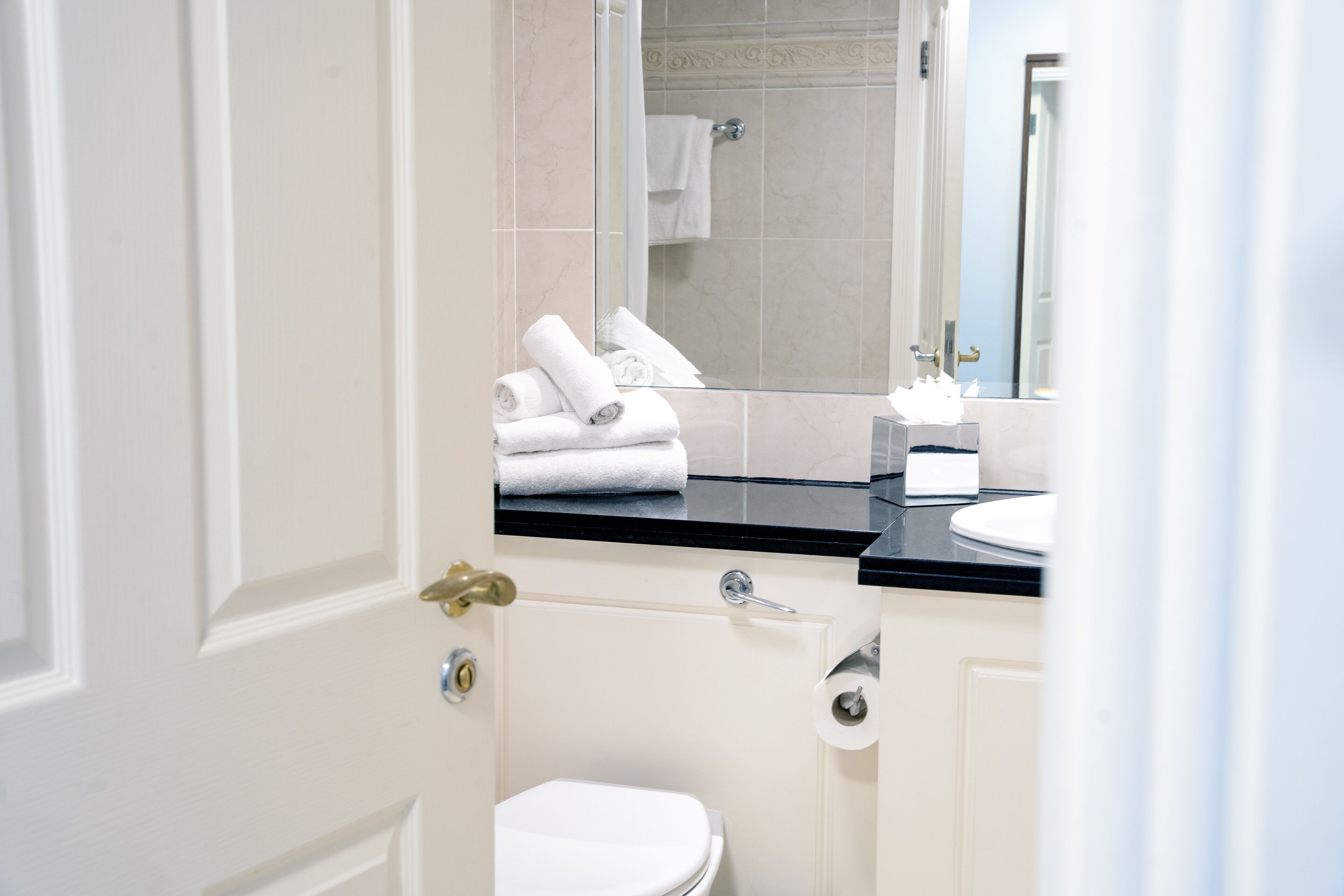 triple room | bathroom | combined shower/bathtub, free toiletries, hair dryer, towels