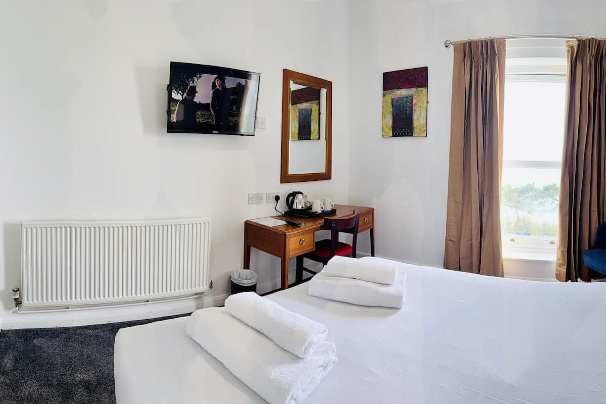 Chambre Double Standard, 1 lit double, vue mer | 1 chambre, bureau, fer et planche Ă repasser, Wi-Fi gratuit