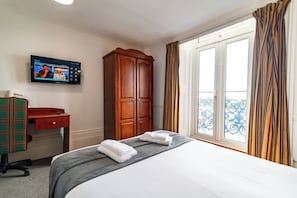 标准双人房, 阳台, 海景 | 办公桌、熨斗/熨板、免费 WiFi、床单