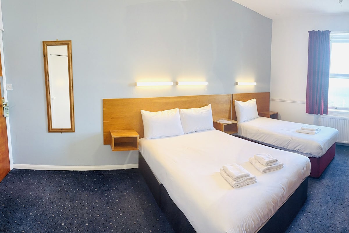 Chambre Quadruple Familiale, plusieurs lits, vue ville | 1 chambre, bureau, fer et planche Ă repasser, Wi-Fi gratuit