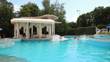 Außenpool (je nach Saison geöffnet), Sonnenschirme, Liegestühle