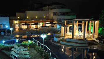 Seasonal outdoor pool, pool umbrellas, sun loungers