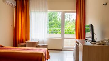 1 bedroom, bed sheets