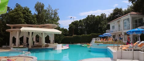 Piscina externa sazonal, guarda-sóis, espreguiçadeiras