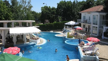 Piscine extérieure (ouverte en saison), parasols de plage