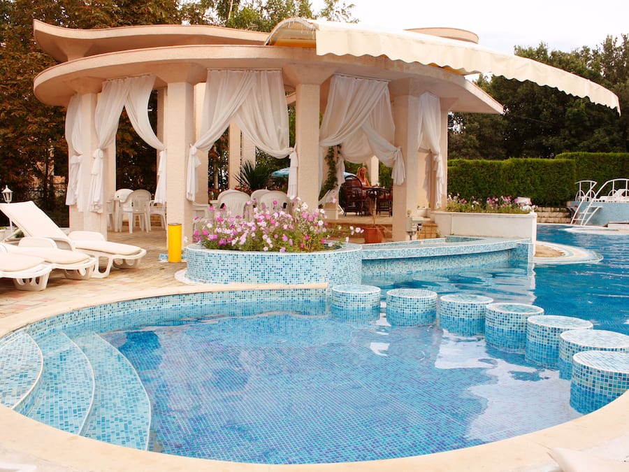 Piscina externa sazonal, guarda-sóis, espreguiçadeiras