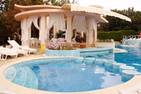 Una piscina al aire libre de temporada, sombrillas, tumbonas. Park Hotel Bellevue