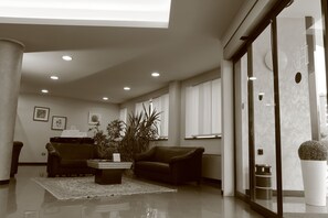 Lobby sitting area - Hotel Romanisio (Fossano)