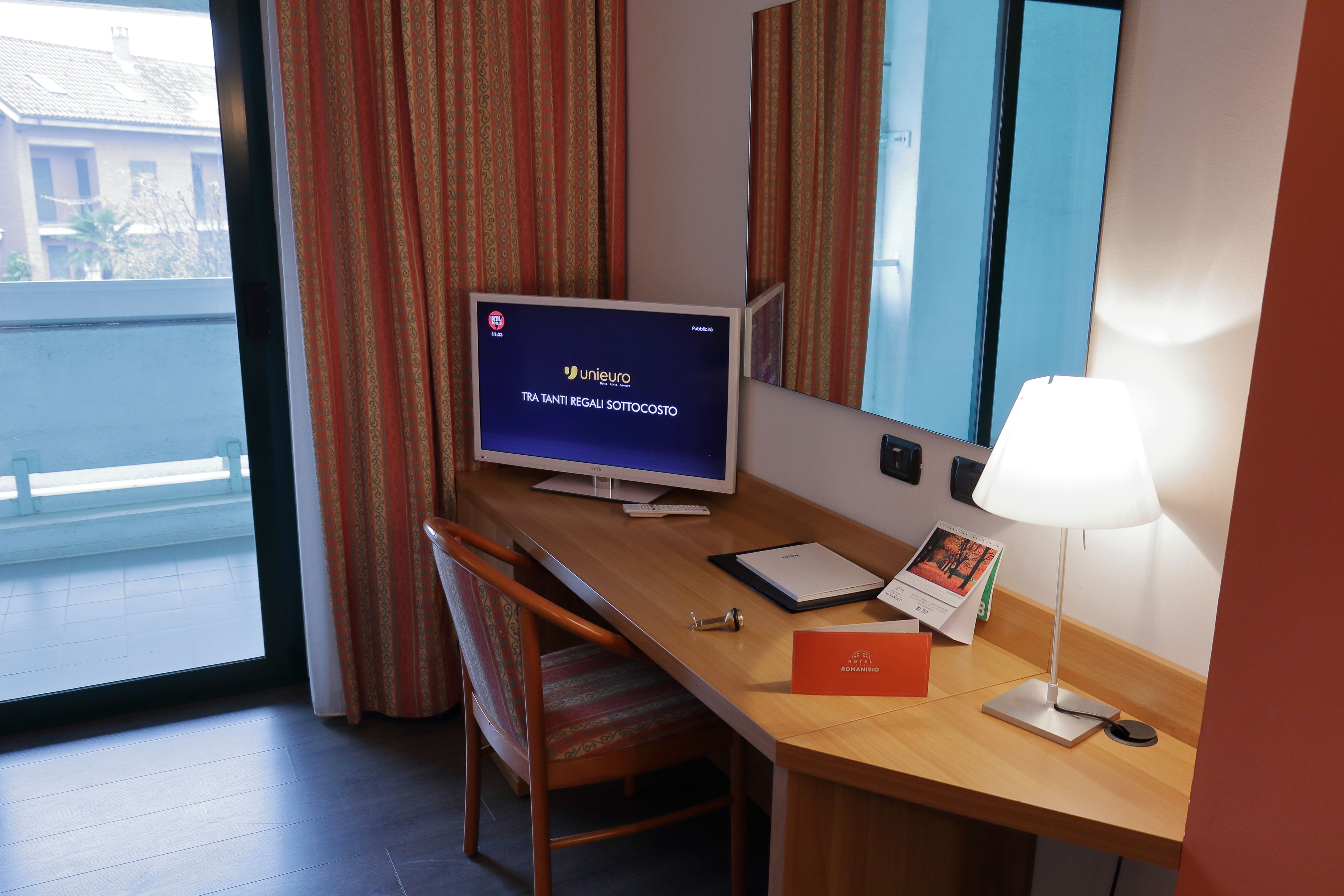 Phòng đôi tiện nghi đơn giản, hiên | Minibar, két bảo mật tại phòng, bàn 