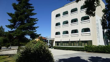 Vista frontal de la propiedad