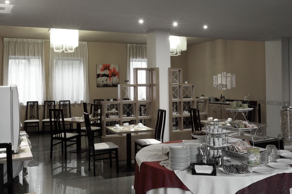 Petit déjeuner buffet (8 EUR par personne)