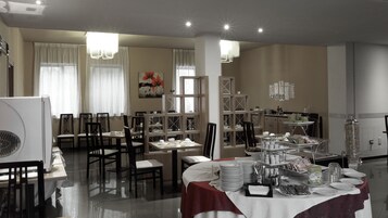 Café da manhã com buffet todos os dias (EUR 8 por pessoa) 