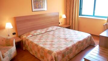 Standaard tweepersoonskamer | Een minibar, een kluis op de kamer, een bureau, gratis wifi