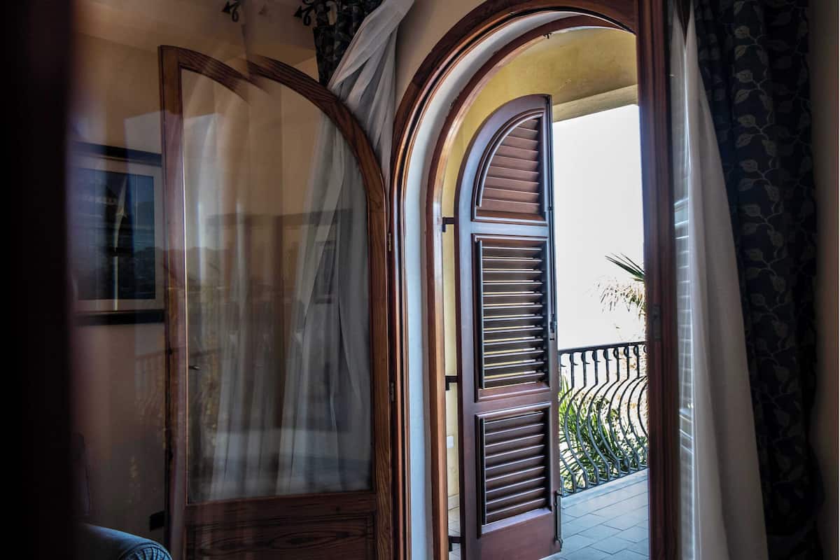 Departamento, balcón, vista a la ciudad | Minibar, caja de seguridad en la habitación y escritorio