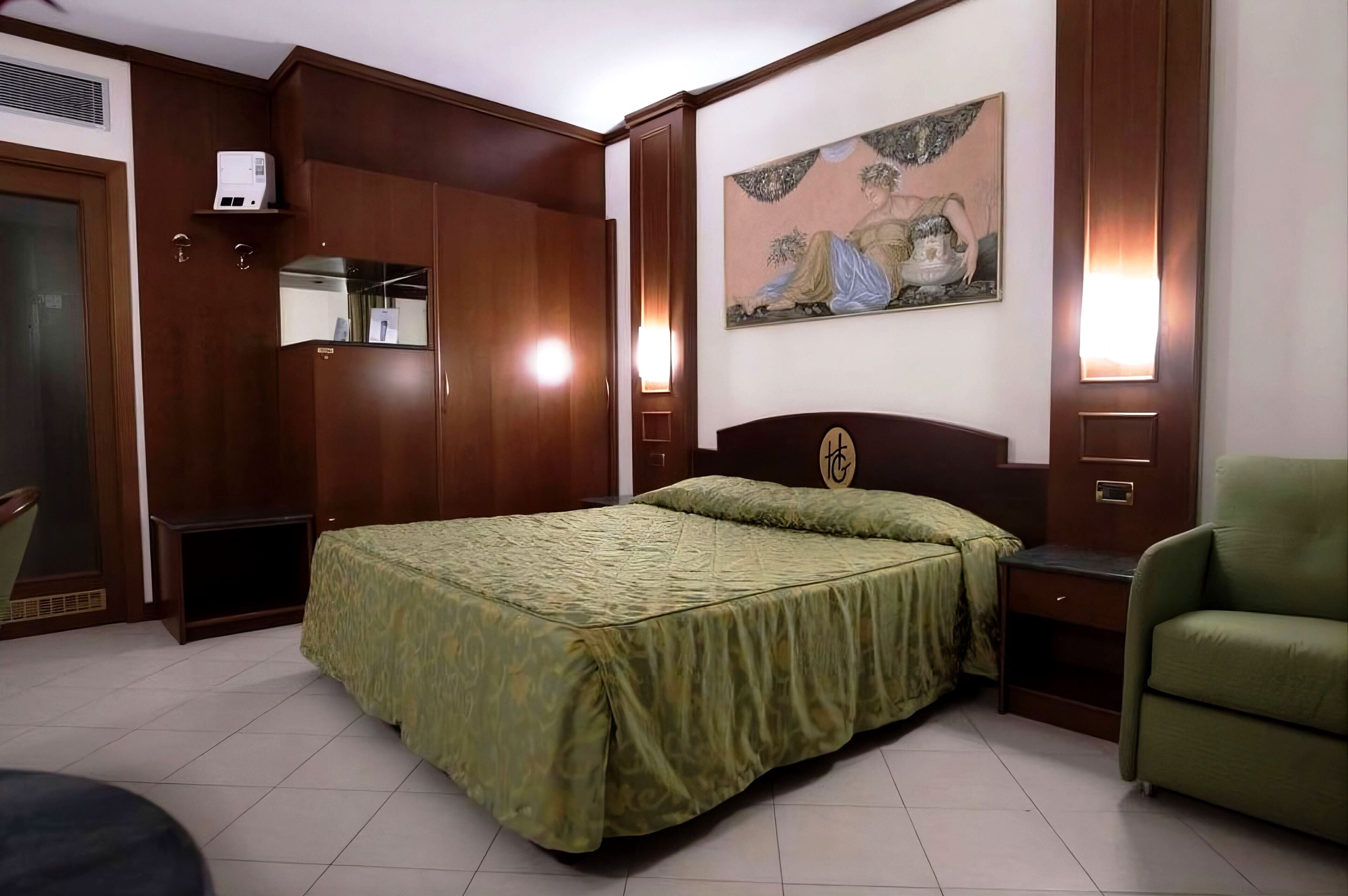 Habitación doble, 1 cama matrimonial, balcón | Minibar, caja de seguridad en la habitación y escritorio 