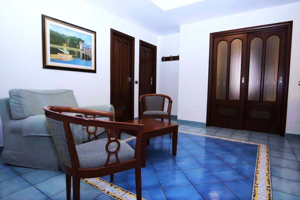 Departamento, 2 habitaciones, balcón, vista al jardín | Área de sala de estar | Televisión LCD de 23 pulgadas con canales digitales