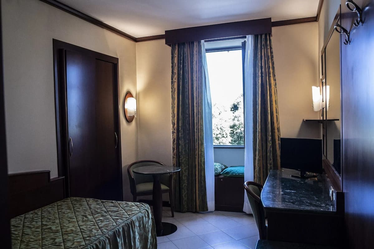 1 quarto, frigobar, cofres nos quartos, escrivaninha