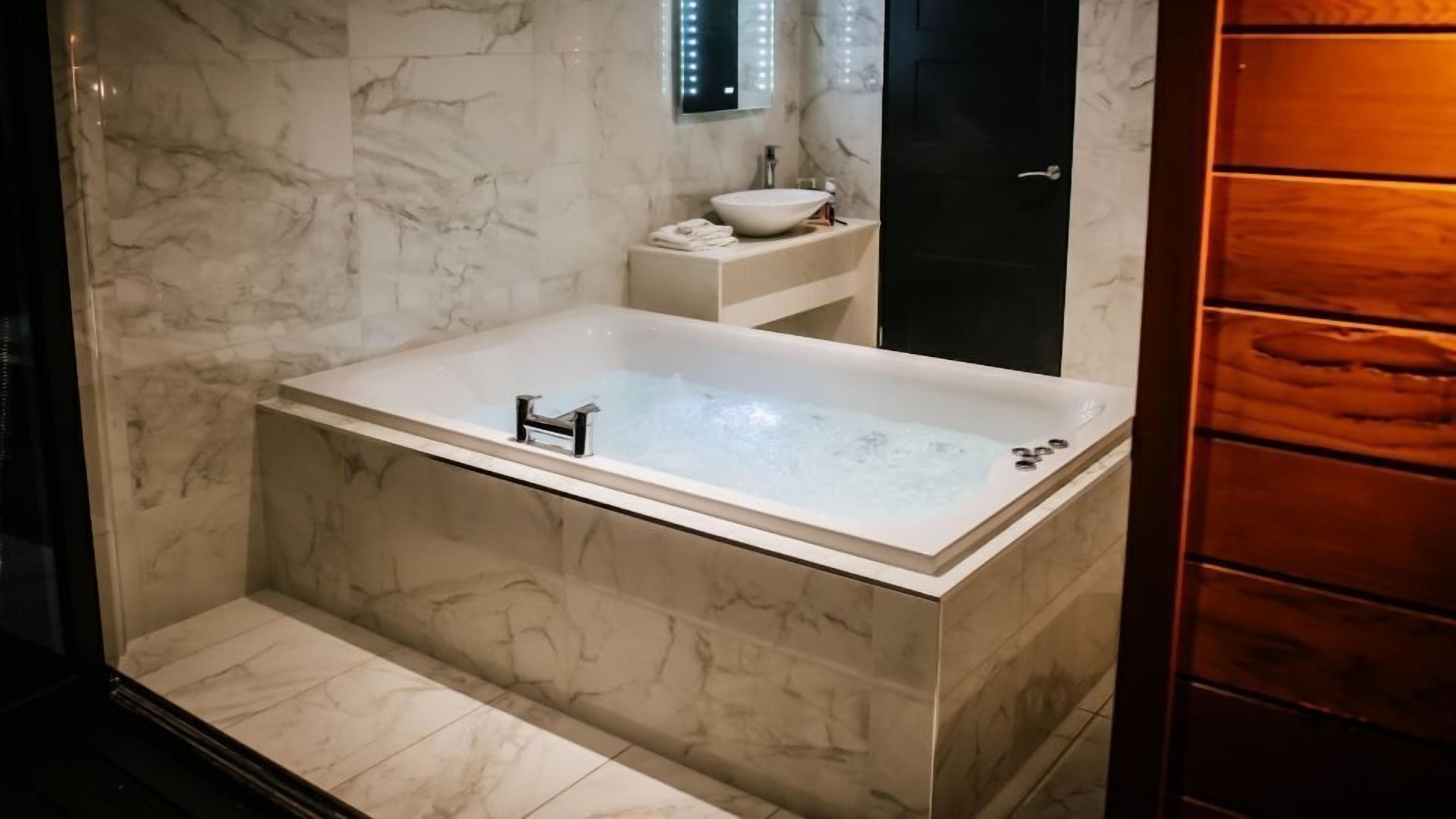 thistle lodge | deep-soaking bathtub
