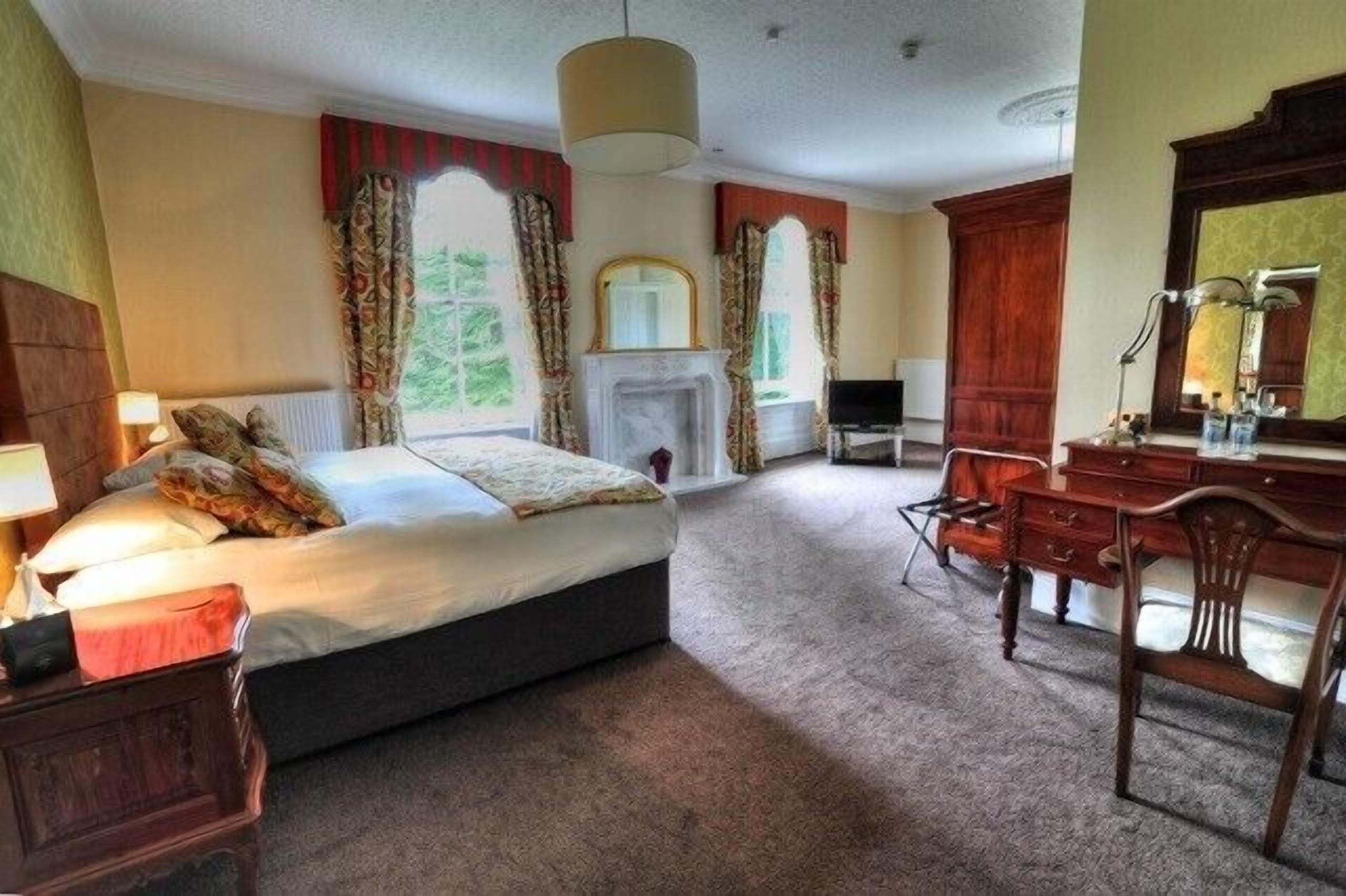 executive room | in-room safe, individually decorated, individually furnished, desk