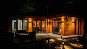 Voorkant accommodatie - avond/nacht