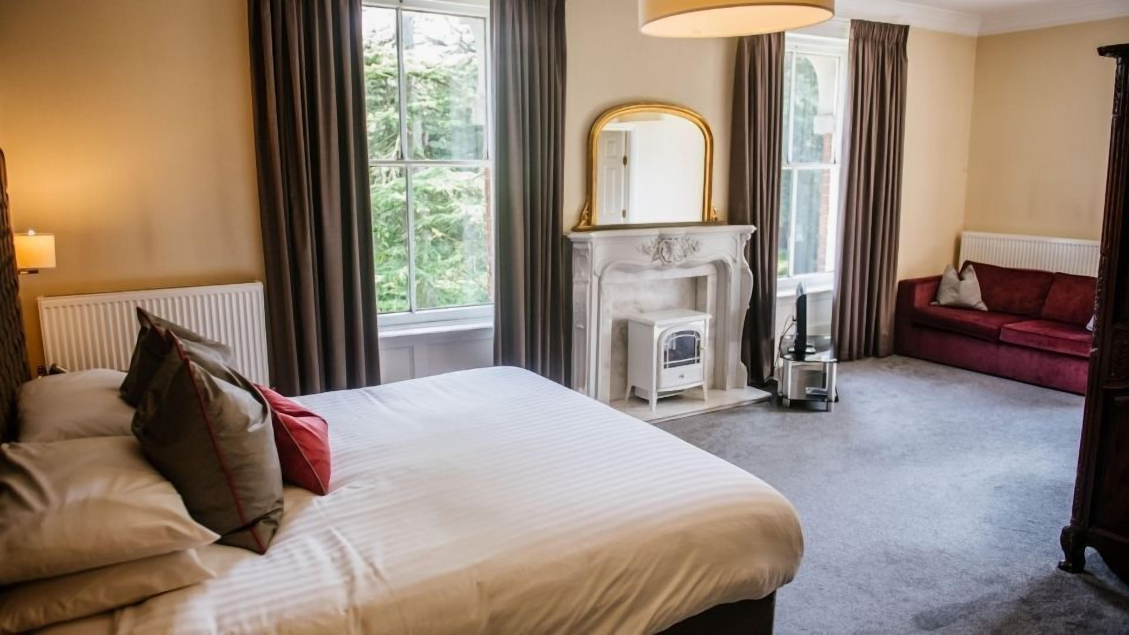 executive room | in-room safe, individually decorated, individually furnished, desk