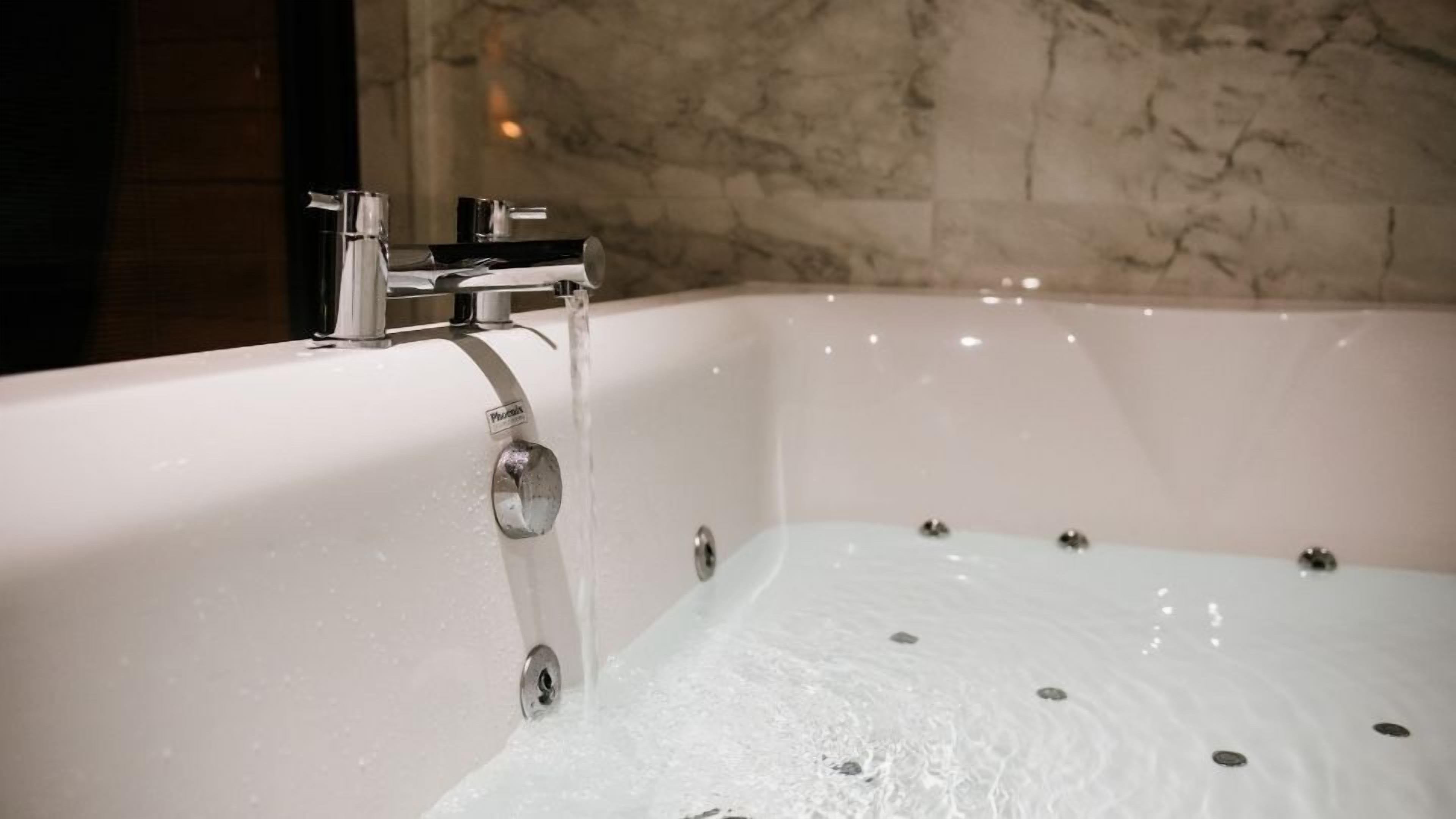 thistle lodge | jetted bathtub