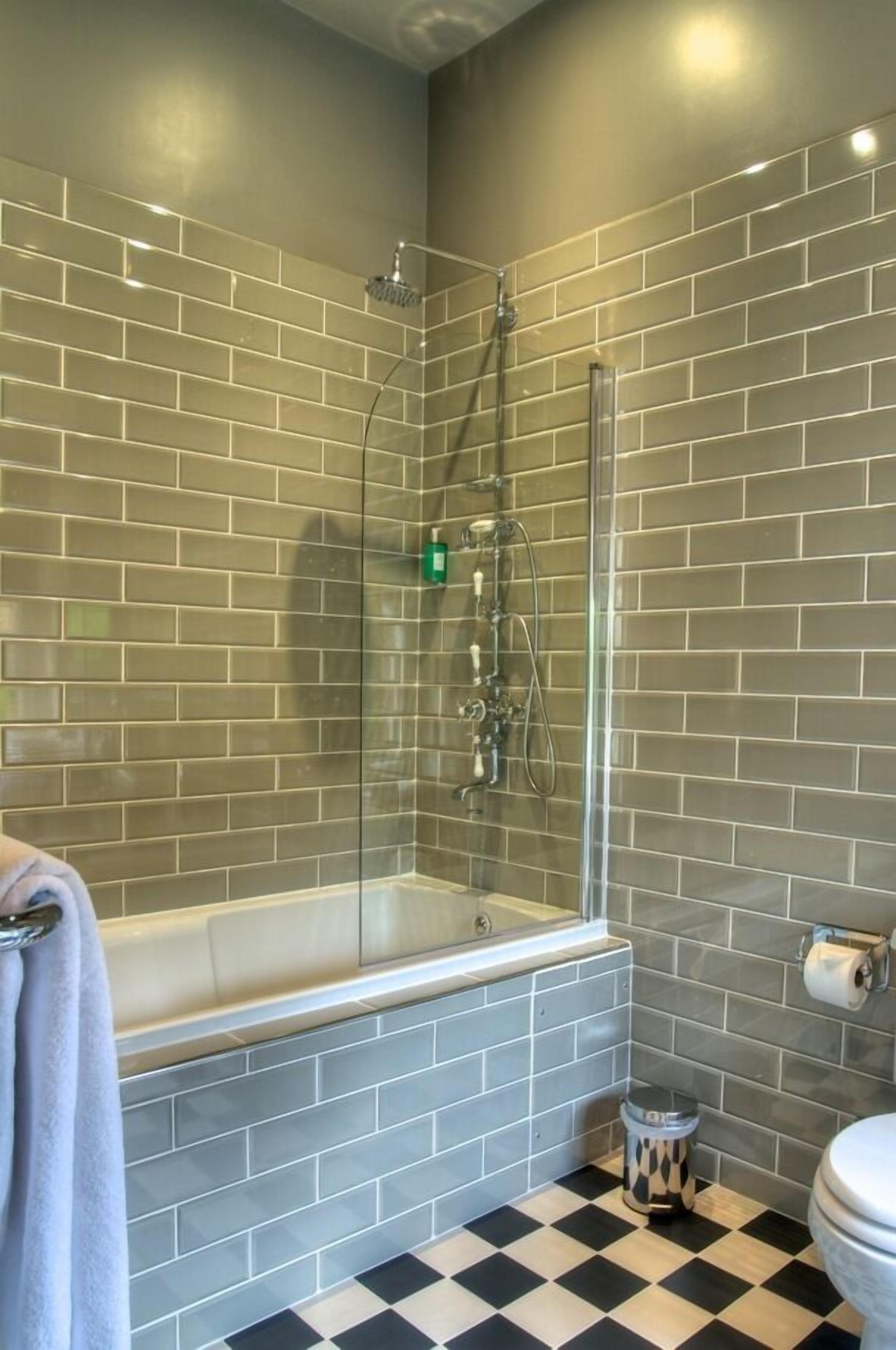 executive room | bathroom | combined shower/bathtub, hair dryer, towels