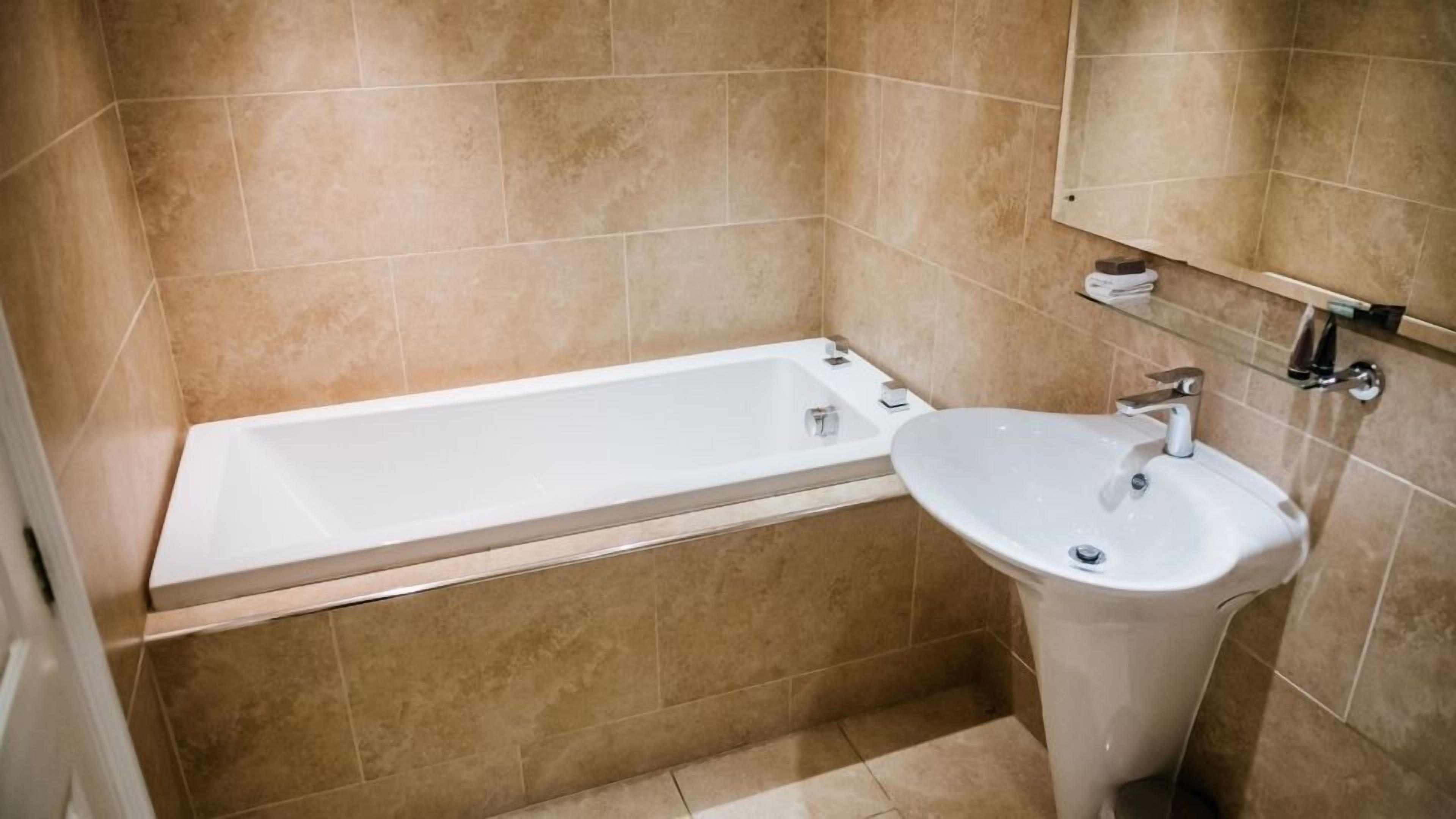 executive room | bathroom | combined shower/bathtub, hair dryer, towels