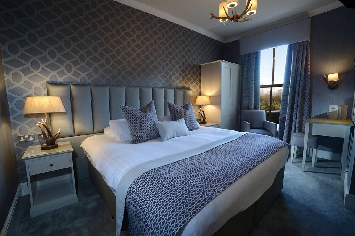 Classic King Room | In-room safe, individually decorated, individually furnished, desk
