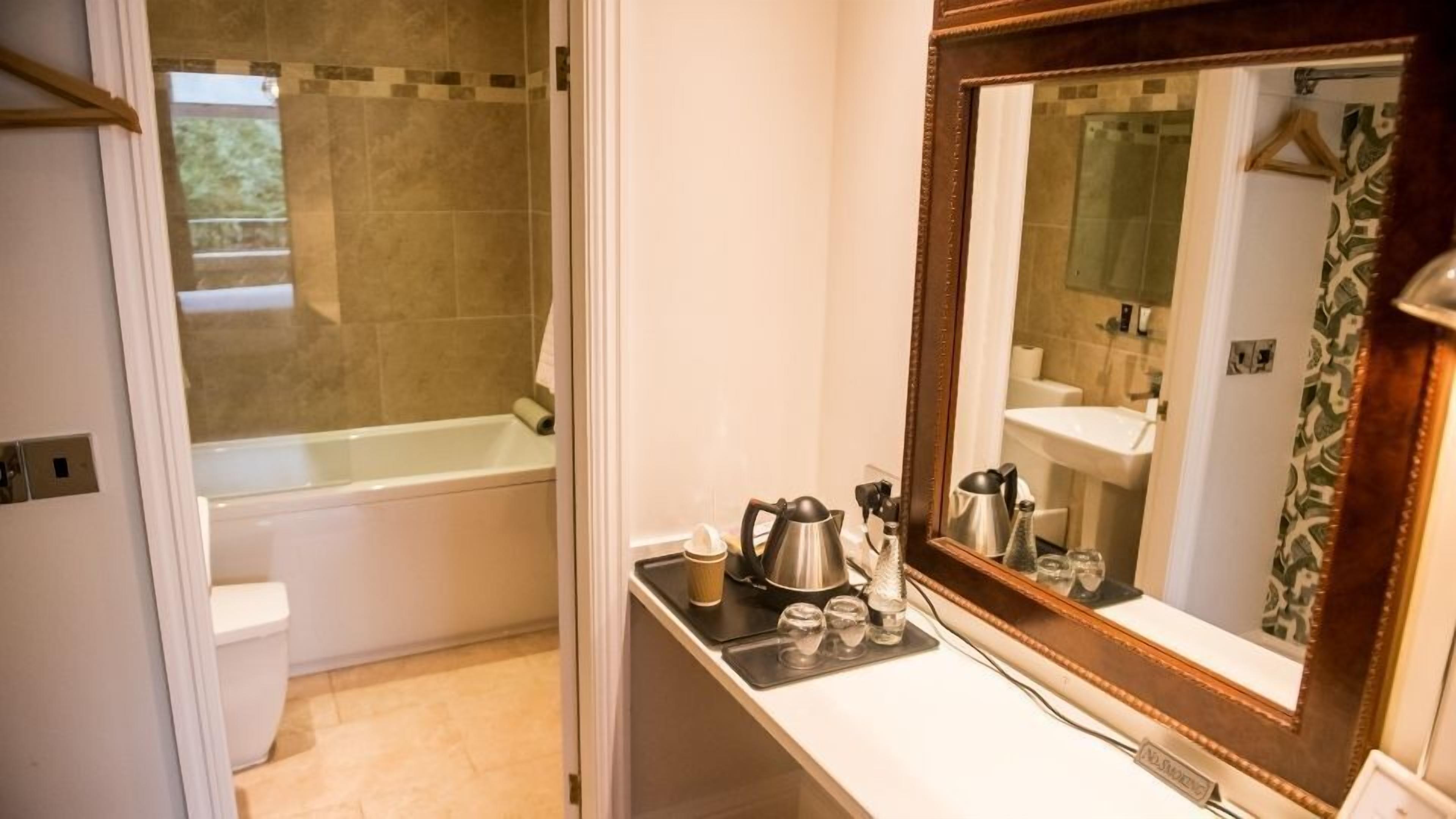 combined shower/bathtub, hair dryer, towels