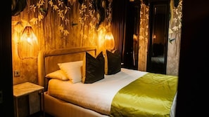 Thistle Lodge | In-room safe, individually decorated, individually furnished, desk