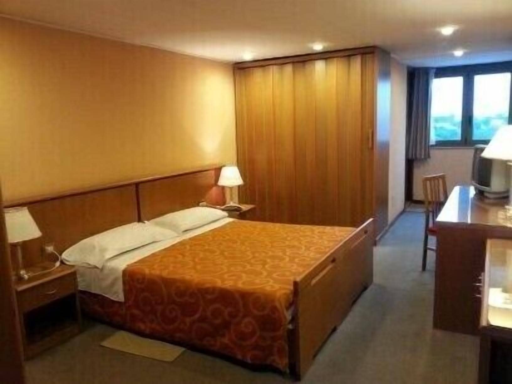 Studio (2 pax) | Espacio para trabajar con un portátil y cortinas opacas