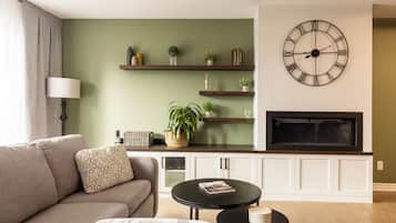 Executive-Zimmer, Balkon | Wohnbereich | 32-Zoll-LCD-Fernseher mit Satellitenempfang, Fernseher, Kamin