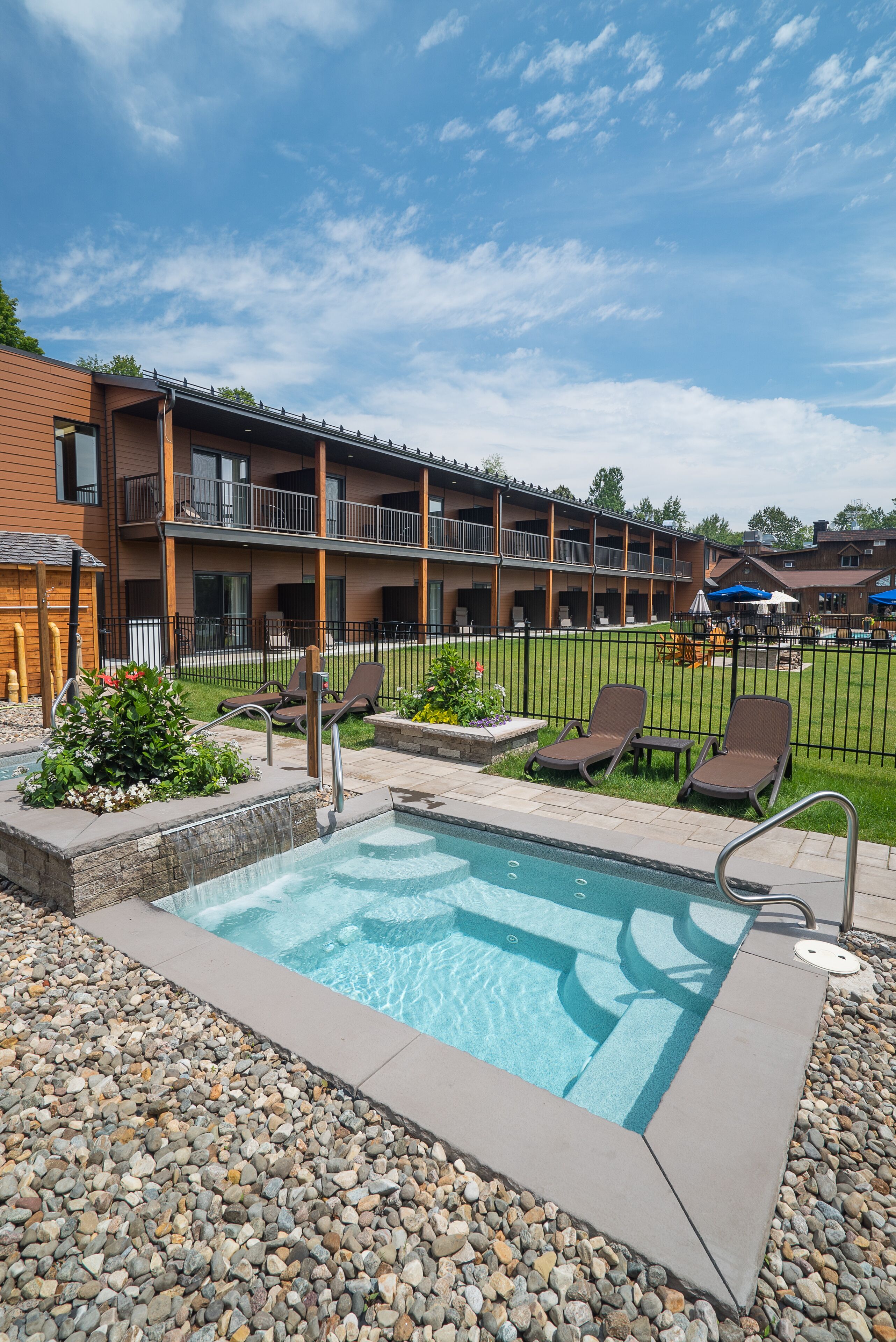 Kauden mukainen ulkouima-allas avoinna 8.00–22.00, aurinkovarjoja