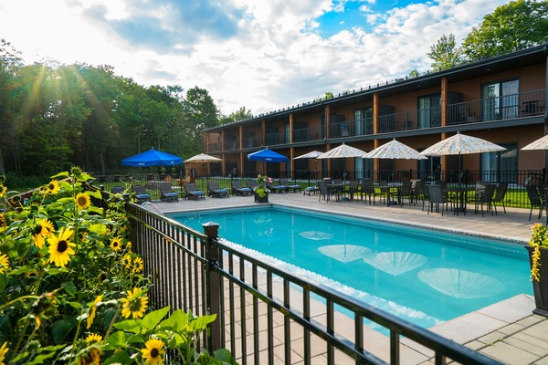 Piscine extérieure en saison, accès possible de 8 h à 22 h, parasols