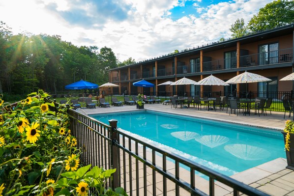 Seasonal outdoor pool, open 8:00 AM to 10:00 PM, pool umbrellas - Auberge des Gallant (Sainte-Marthe)