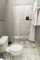 Habitación Deluxe, 1 cama de matrimonio grande | Baño | Ducha, artículos de higiene personal gratuitos y secador de pelo