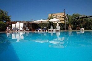 Outdoor pool, pool umbrellas, sun loungers - Andrea Doria Hotel (Ragusa)