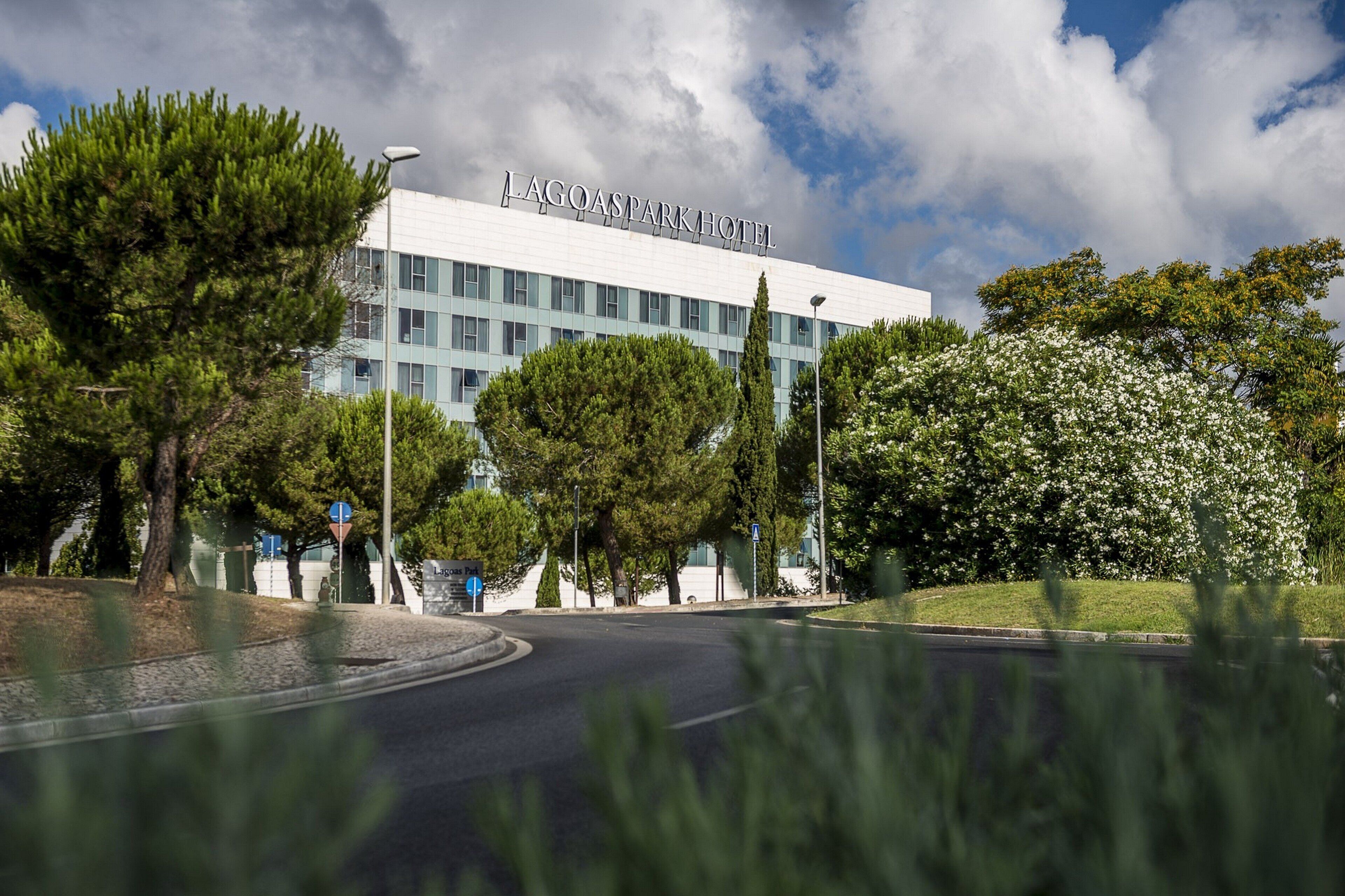 A modern building with the sign "LAGOAS PARK HOTEL" on the facade.